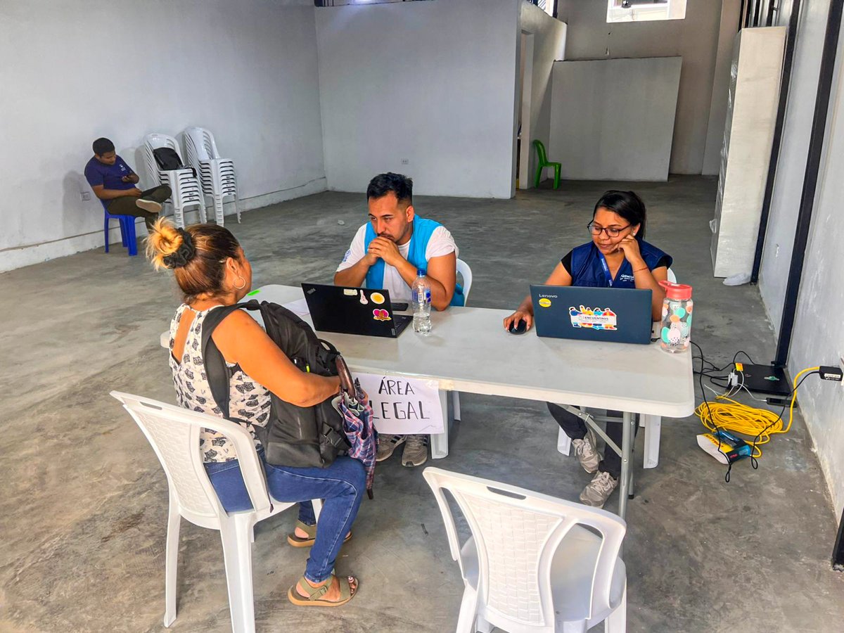 ACNURPeru's tweet image. Una jornada comunitaria puede cambiar muchas vidas.💙

En Los Olivos, #Lima, 80 personas refugiadas accedieron a orientación legal, salud, protección infantil y apoyo para matriculación escolar.🫂

Detrás de cada servicio, hay una oportunidad que se abre.🤗

#ConLosRefugiados