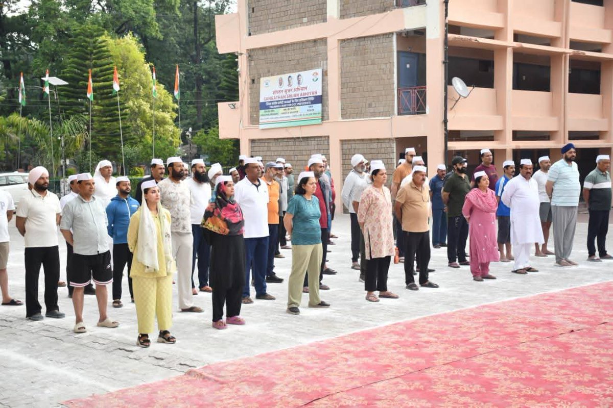 देवभूमि हिमाचल के कांगड़ा में " संगठन सृजन अभियान " के अंतर्गत तीन प्रदेशों के जिलाध्यक्षो के प्रशिक्षण शिविर में सातवें दिन <a href="/INCHimachal/">Himachal Congress</a> प्रभारी श्रीमती <a href="/rajanipatil_in/">Rajani Patil</a> जी की अगुवाई में ध्वज बंधन किया गया ।