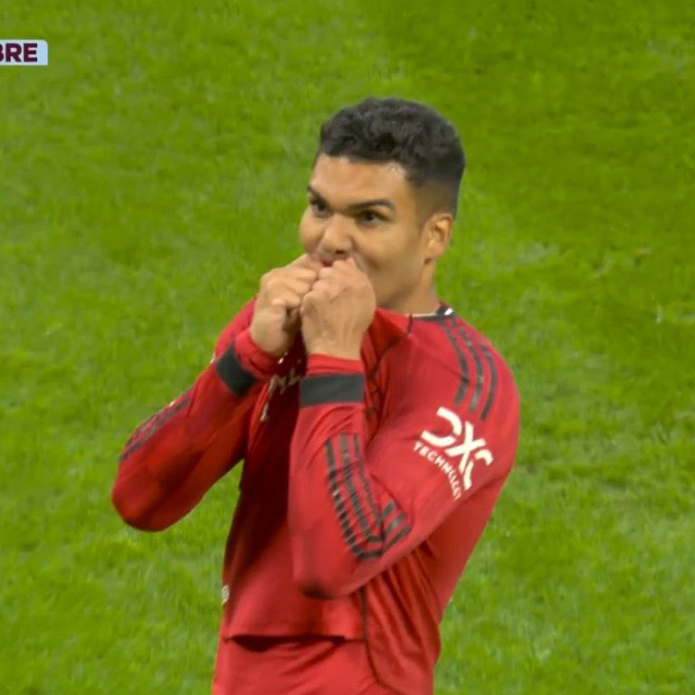 _ElishaUTD's tweet image. No United fan will pass without Casemiro’s appreciation.
#MUNBRE #ShotOnSnapdragon