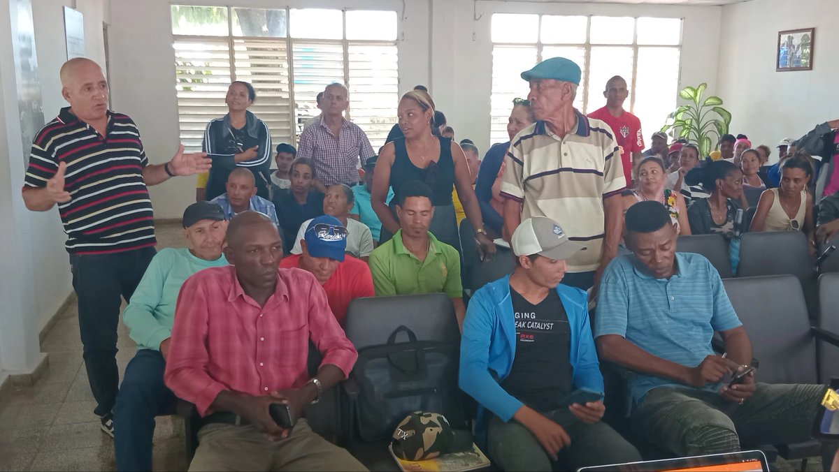 AlarconNoe61175's tweet photo. #Jobabo desarrolló la 3ra Plenaria 1ro de Mayo #LaPatriaSeDefiende.
Cada sindicato expuso las acciones realizadas para lograr un desfile masivo, colorido y compacto como está caracterizado  nuestro pueblo. 
#JobaboPorMás
#TareaDeGrandes https://t.co/NhO1YeNVfO