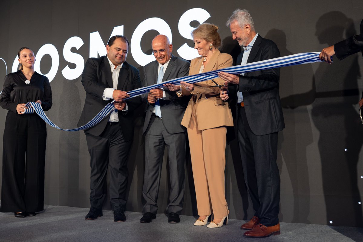 (1/4) #URUGUAY 🏙️ Desde CPA FERRERE acompañamos la inauguración de COSMOS, el ambicioso desarrollo inmobiliario en Puerto del Buceo que reunió a referentes del sector empresarial y diferentes autoridades, entre ellas, la vicepresidenta de la República, <a href="/CosseCarolina/">Carolina Cosse</a>.