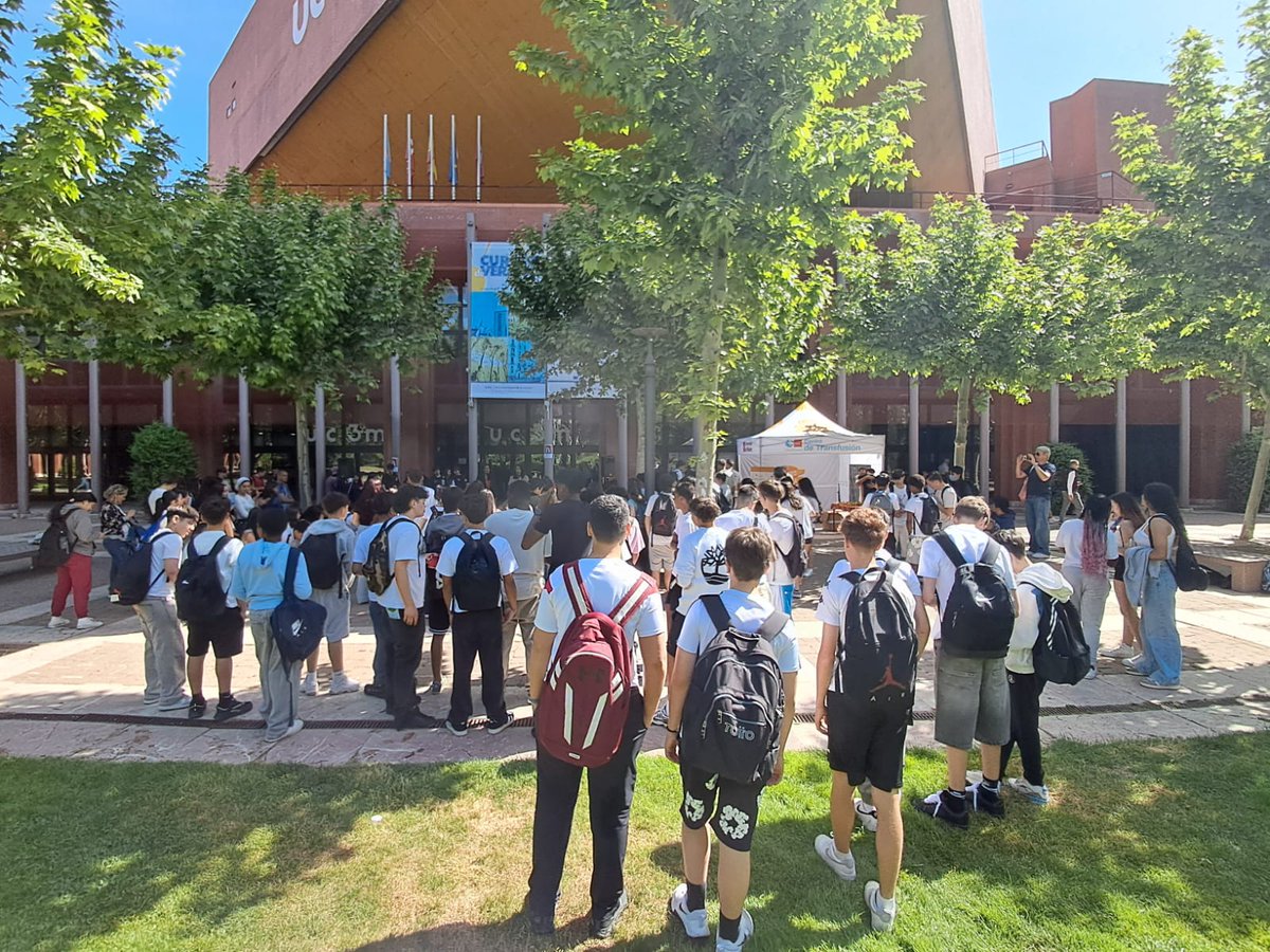EquipoMedula's tweet photo. Hoy hemos vivido una jornada de Aprendizaje-Servicio junto al @IESSIGLO21 en la @uc3m: cuando unimos fuerzas, el cambio sucede de verdad 🧡✨

Los ApS son puentes entre la educación y la sociedad, son espacios donde aprender significa también mejorar el mundo. 🧡🌍 https://t.co/5YFXXarg9S
