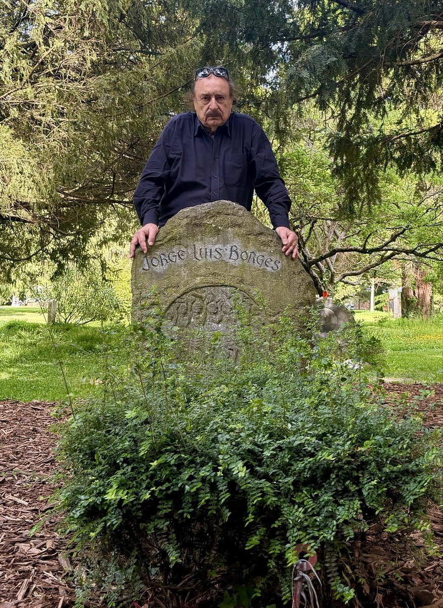 IRamonet's tweet photo. Llegando a Ginebra, sin quitarme el polvo del camino, voy al hermoso jardín-cementerio de Plainpalais a rendir homenaje al querido Jorge Luis Borges. En su tumba austera, situada a dos pasos de la de Calvino, una única frase en sajón antiguo : “Y que no temieran”. Inmenso! https://t.co/uDjdFl18R4
