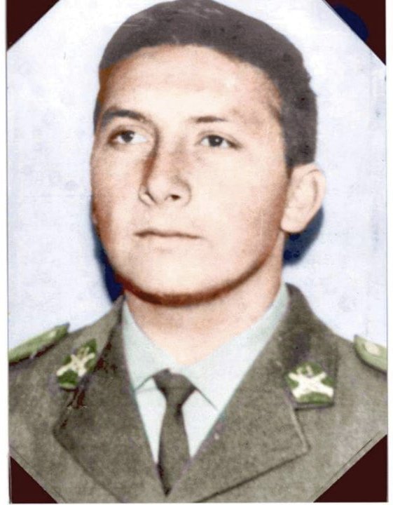 manelmarquez's tweet photo. Siempre hay personas dignas.
"Yo no mato Trabajadores"
Eso dijo Guillermo Schmidt, carabinero chileno de 23 años, que se negó a cumplir la orden de asesinar a 3 obreros que habían sido detenidos el día del Golpe de Estado de Pinochet; fue torturado y asesinado por su institución. https://t.co/UYCt09e79Z