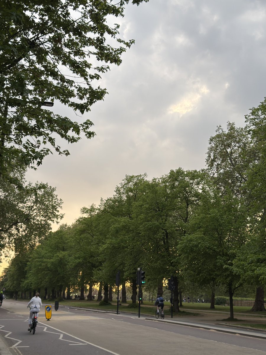 generdtional's tweet photo. kensington to leicester square #walkmaxxing https://t.co/pP1F8Uutm4