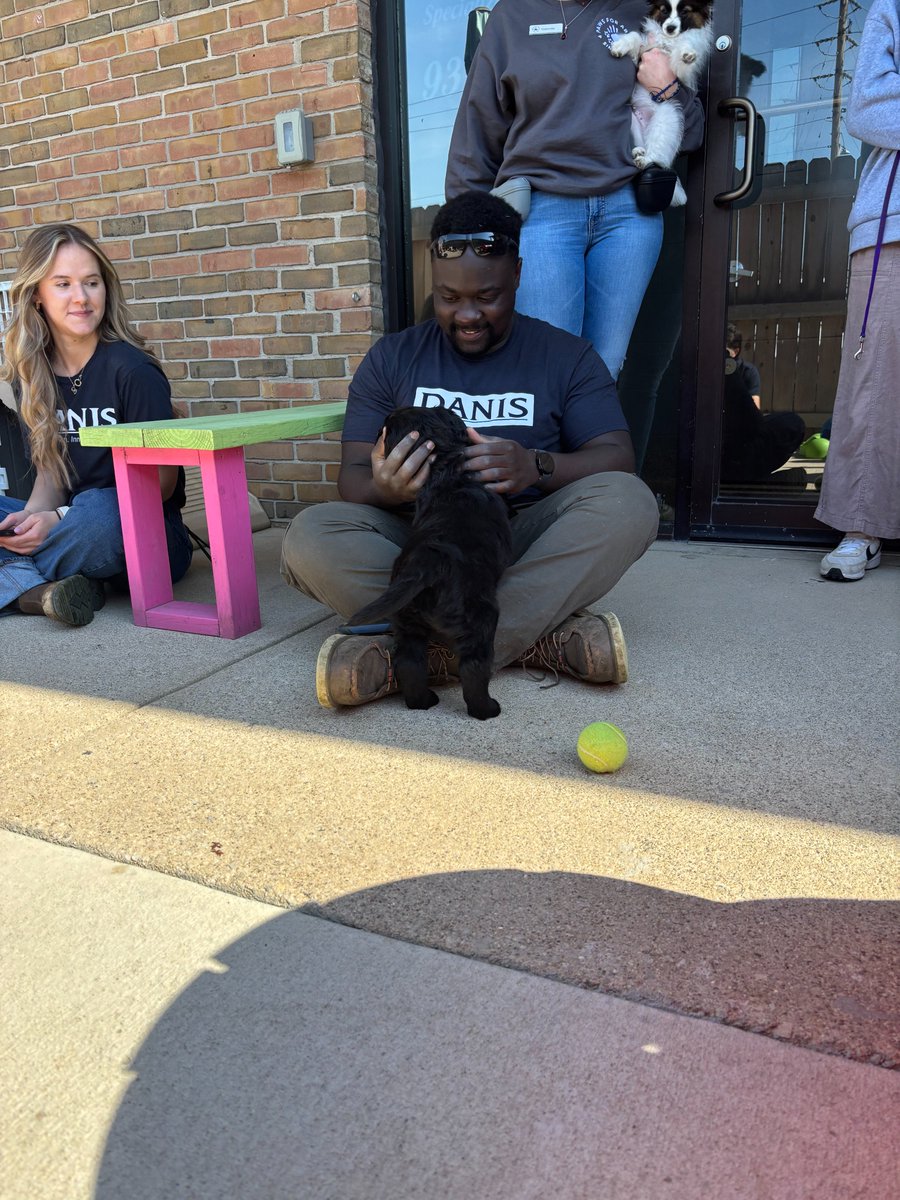 DanisBuilds's tweet photo. We love volunteering at @4PawsForAbility! Some co-ops spent the day landscaping the grounds, and even enjoyed some puppy playtime afterward. Huge thanks to this amazing crew for helping make a difference in our community.

#ConstructingHope #4PawsForAbility #CoopLife https://t.co/jE88XH6RRF