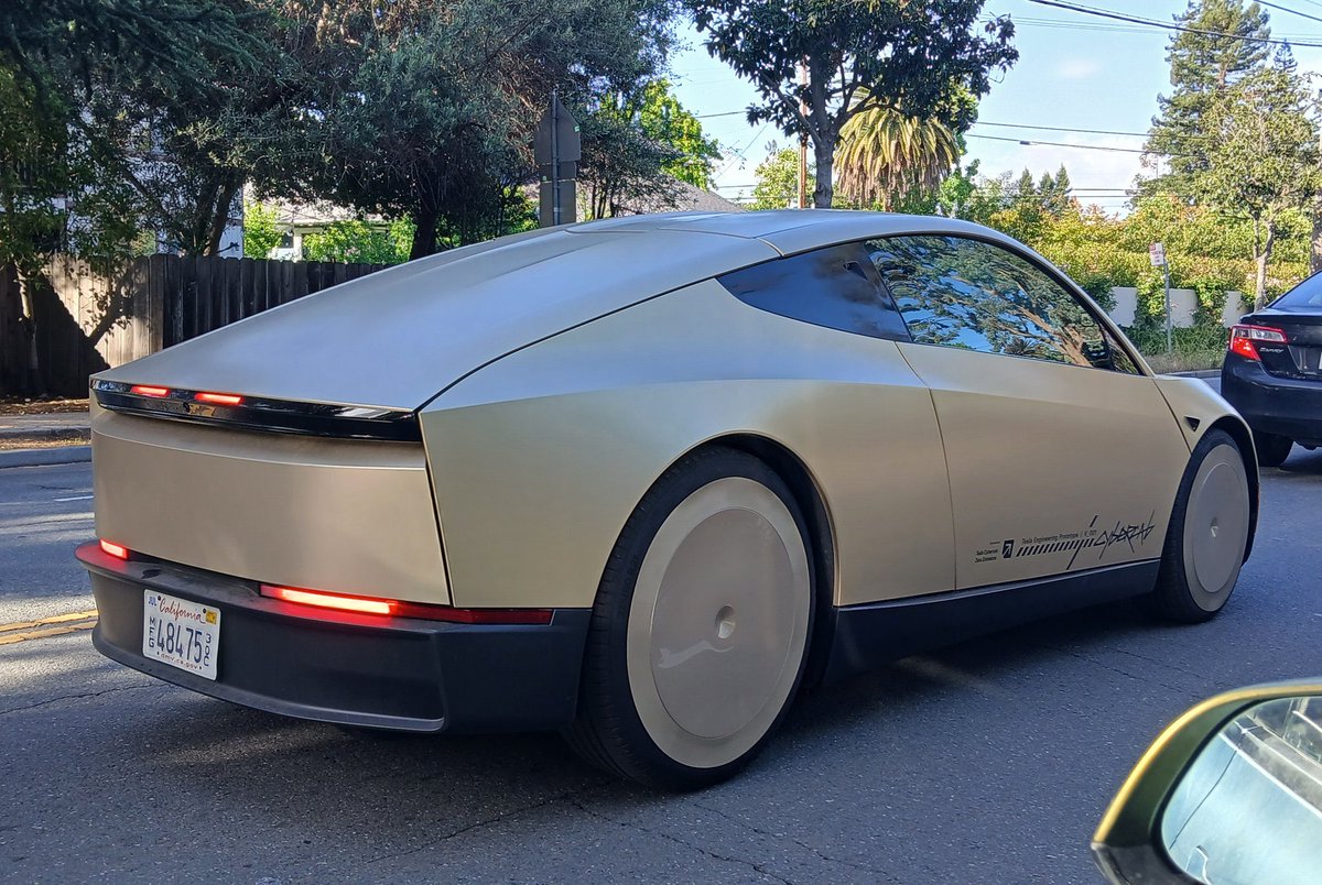 The Tesla Newswire tweet media