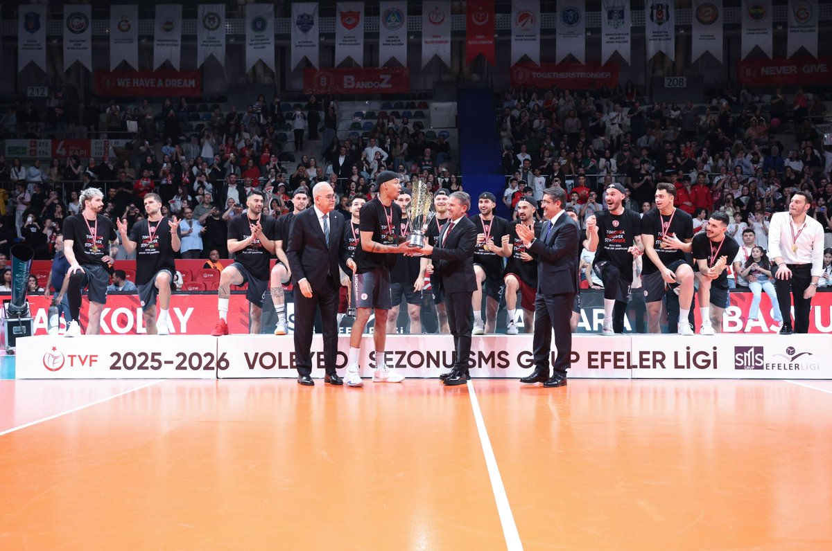 makifustundag's tweet photo. 2025/2026 sezonu SMS Grup Efeler Ligi şampiyonluğunu kazanan Ziraat Bankkart’ı kutlarım.

Final serisinde ortaya koyduğu mücadele dolayısıyla Galatasaray HDI Sigorta’yı ve sezon boyunca sahada emek veren tüm kulüplerimizi de tebrik ederim. https://t.co/MGEFolsVHw