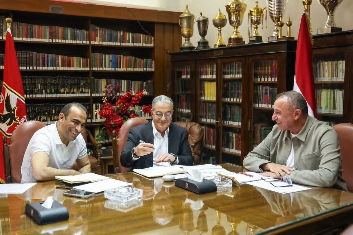 ZeronetMan's tweet photo. التركة وهي بتتقسم اهي اوعووو يامشجع ياغلبان تفتكر ان ياسين منصور داخل يرمي فلوس في الارض تبقي غلبان زمان حاجة ودلوقتي حاجة تانيه الخطيب خلاص رمي الفوطة من بدري وشبع خلاص وكابتن سيد هيبقي ضحية #الاهلي_بيراميدز https://t.co/IecGVsMkC5