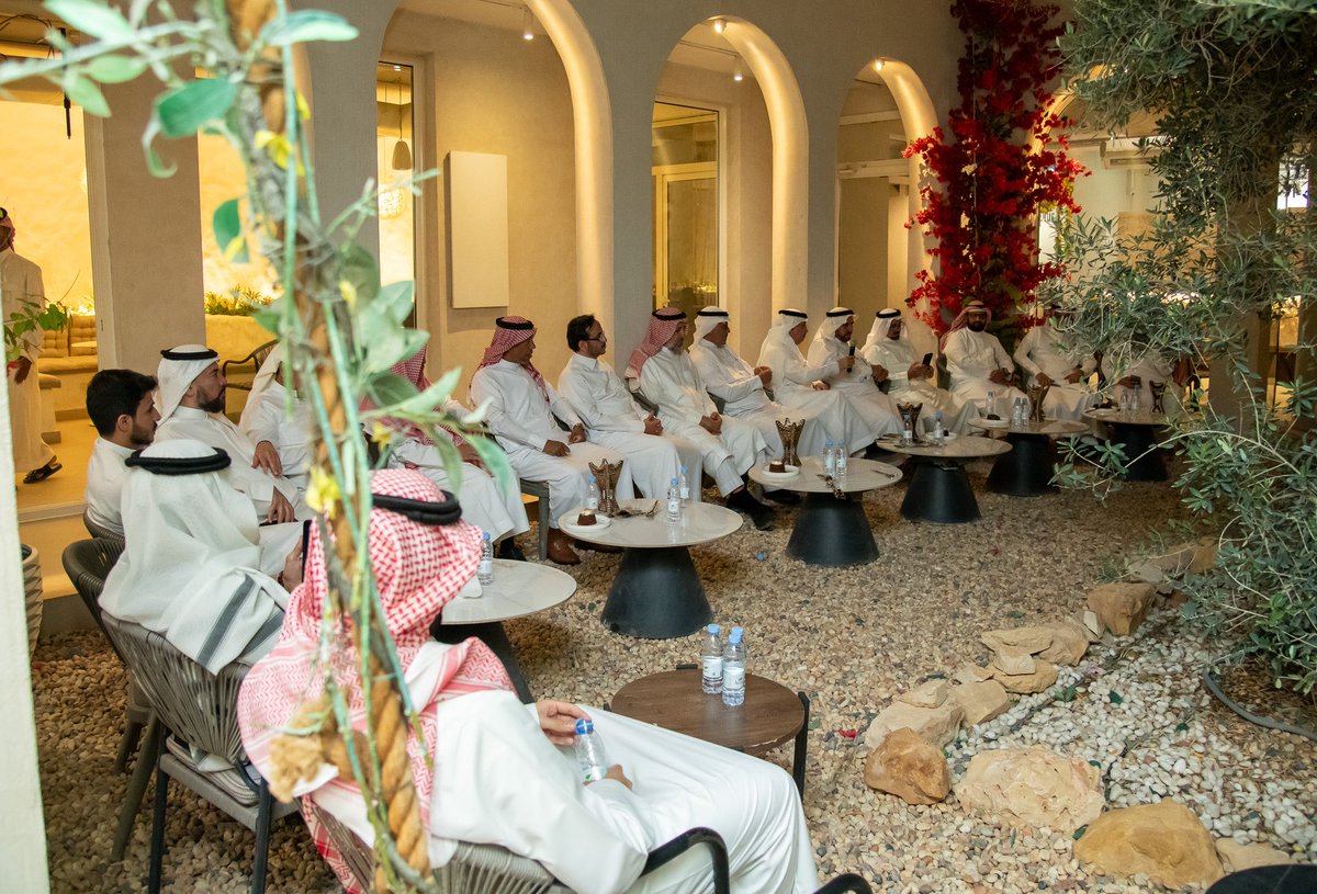 من أجواء الفعالية
في دبس بلس، ضمن برنامج الشريك الأدبي، أُقيمت جلسة «من ذكريات بطن الحوي… حين يروي المكان حكاياته»، قدّمها الكاتب عبدالعزيز الحسين، حيث استحضرت روح المكان وذاكرته الحيّة.
تناولت الجلسة توثيق الذاكرة المحلية وتحويل الروايات الشفوية إلى نصوص، مع استعراض حكايات من