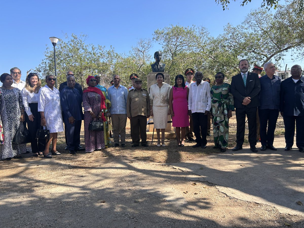 saembcuba_2's tweet image. Marking South Africa’s 32nd Freedom Day in Havana with a wreath‑laying ceremony to honor Mandela and Oliver Tambo.
Their legacy continues to guide our commitment to freedom, dignity, and solidarity with Cuba. 🇿🇦🤝🇨🇺 #FreedomDay #Mandela #Tambo #solidarity #sisternations