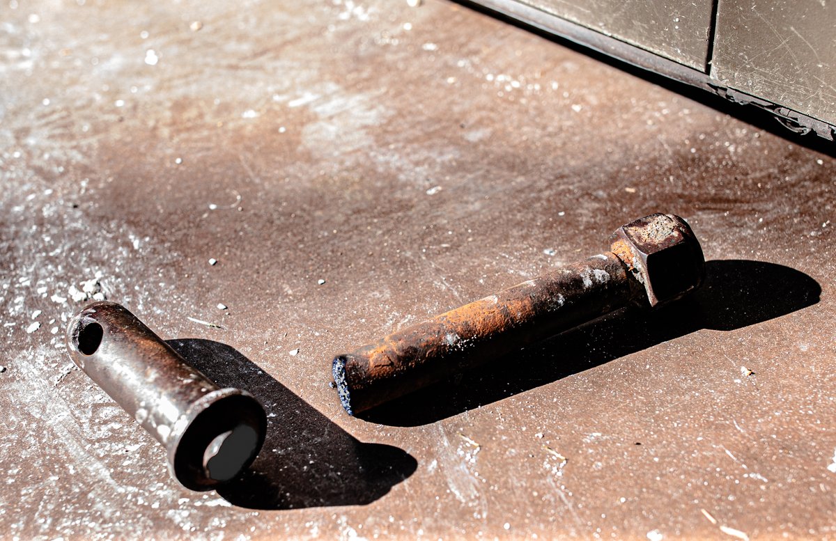 fotogosaurus's tweet image. tractor mishap fotogosaurus.wpcomstaging.com/2026/04/27/tra… #VT #Vermont #NewEngland #tractorBolt #shearedBolt #TractorMishap #LongDay #Spring #delay #failure #end #Beginning #moment #think #reflect #wonder #Canon #StillLife #Farm #FarmLife