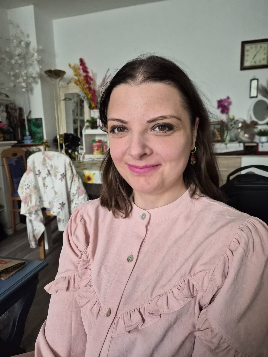 FranziskaRoseQ's tweet image. Der dritte Tag infolge, dass ich das Schminken geübt habe. Ich finde, das kann sich sehen lassen und so würde ich zu Shootings gehen. Hätte bis Mitte 2024 niemals gedacht, dass ich das mal (so gut) hinkriegen werde. Schön, wieder etwas selbst machen zu können.

#MakeUp #Life #Me