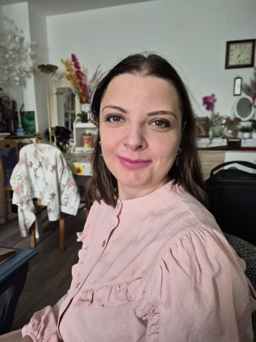 FranziskaRoseQ's tweet image. Der dritte Tag infolge, dass ich das Schminken geübt habe. Ich finde, das kann sich sehen lassen und so würde ich zu Shootings gehen. Hätte bis Mitte 2024 niemals gedacht, dass ich das mal (so gut) hinkriegen werde. Schön, wieder etwas selbst machen zu können.

#MakeUp #Life #Me