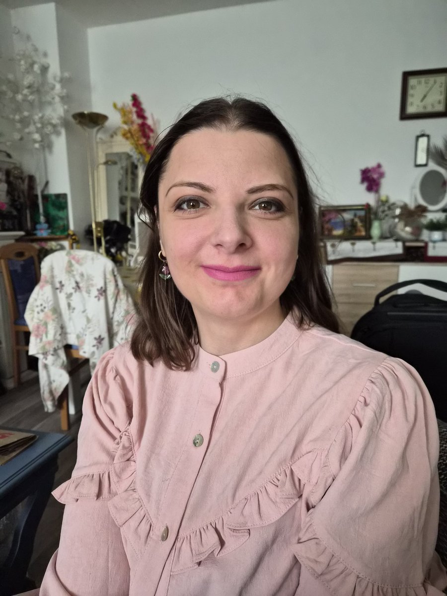 FranziskaRoseQ's tweet image. Der dritte Tag infolge, dass ich das Schminken geübt habe. Ich finde, das kann sich sehen lassen und so würde ich zu Shootings gehen. Hätte bis Mitte 2024 niemals gedacht, dass ich das mal (so gut) hinkriegen werde. Schön, wieder etwas selbst machen zu können.

#MakeUp #Life #Me