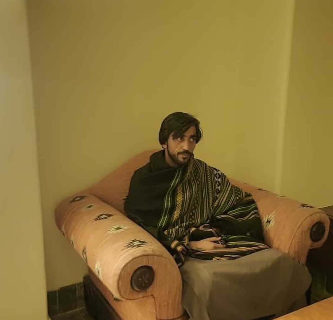 MarriBaloc85135's tweet image. نظر مری کو آٹھ مہینے گزر گئے لیکن تاحال وہ ریاستی عکوبت خانوں میں اذیت برداشت کررہا ہے۰ان کو پرامن سیاست کرنے پر لاپتا کیا گیا۰جب پرامن سیاست پر قدغن لگا دی جائے پھر لوگ کہاں جائیں؟
#ReleaseNazarMarriBaloch
#ReleaseBYCLeaders
#ReleaseAllBalochMissingPersons