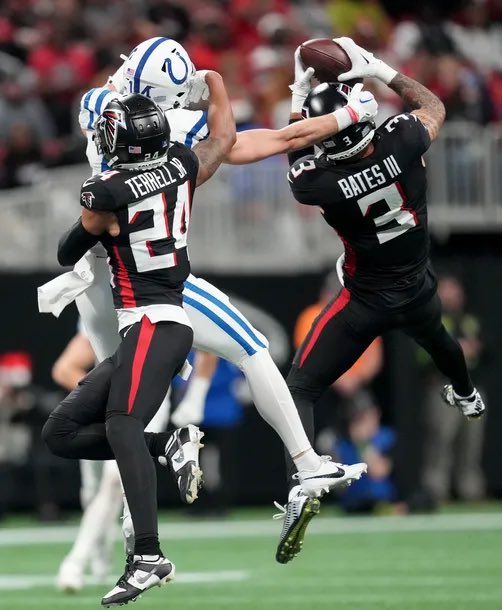 RiseUpReader's tweet photo. Falcons new-look secondary is 🔥🔥

CB: AJ Terrell
CB: Avieon Terrell
S: Jessie Bates
S: Xavier Watts
NB: Billy Bowman

Mike Hughes
Sydney Brown
DeMarcco Hellams
Cobee Bryant
Clark Phillips III
Natrone Brooks
CJ Henderson
Darnay Holmes
Mike Ford https://t.co/AguWz7ouXY