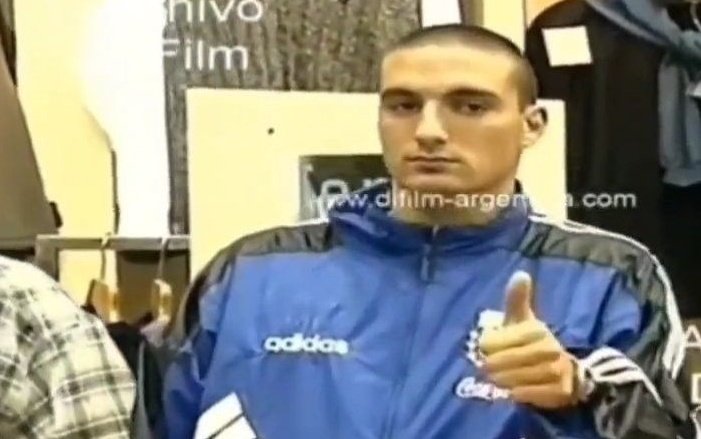 daniellak 🧸 CHAN TOMANDO FERNET EN EL VELEZ tweet media