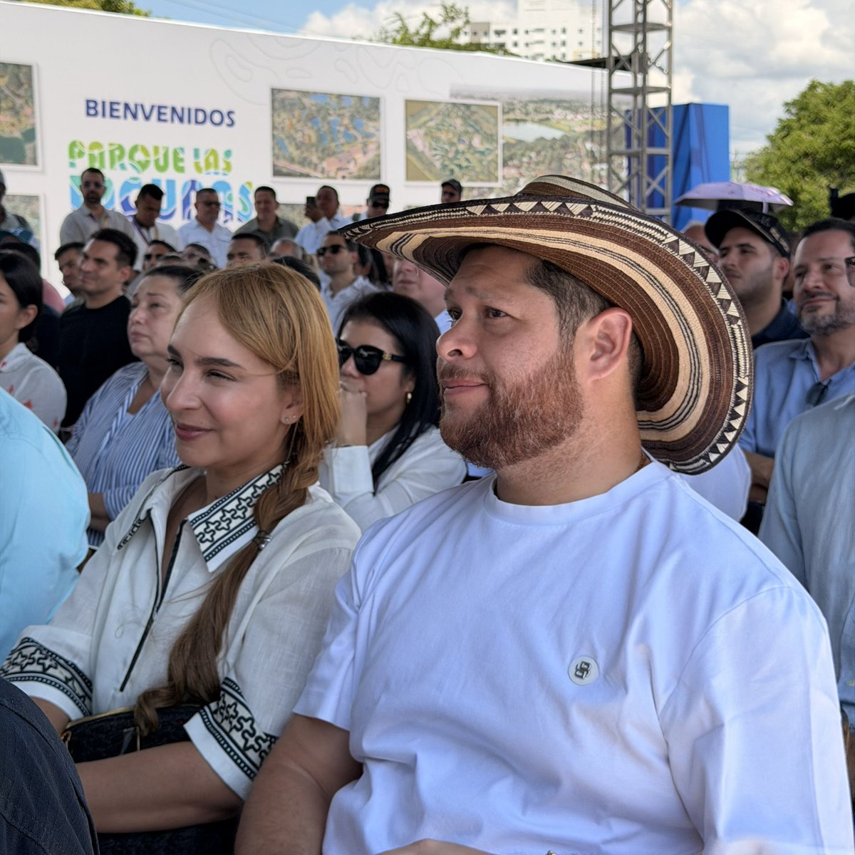 martharuizsol's tweet photo. Acompañamos al Alcalde de Montería @HugoKerguelen a la colocación de la primera piedra del proyecto Parque Las Lagunas. 
Nos llena de mucha alegría este tipo de proyectos que transforman positivamente la ciudad, generan integración y permite proteger el ambiente. @orlandobenitezm https://t.co/eoFiYlz171