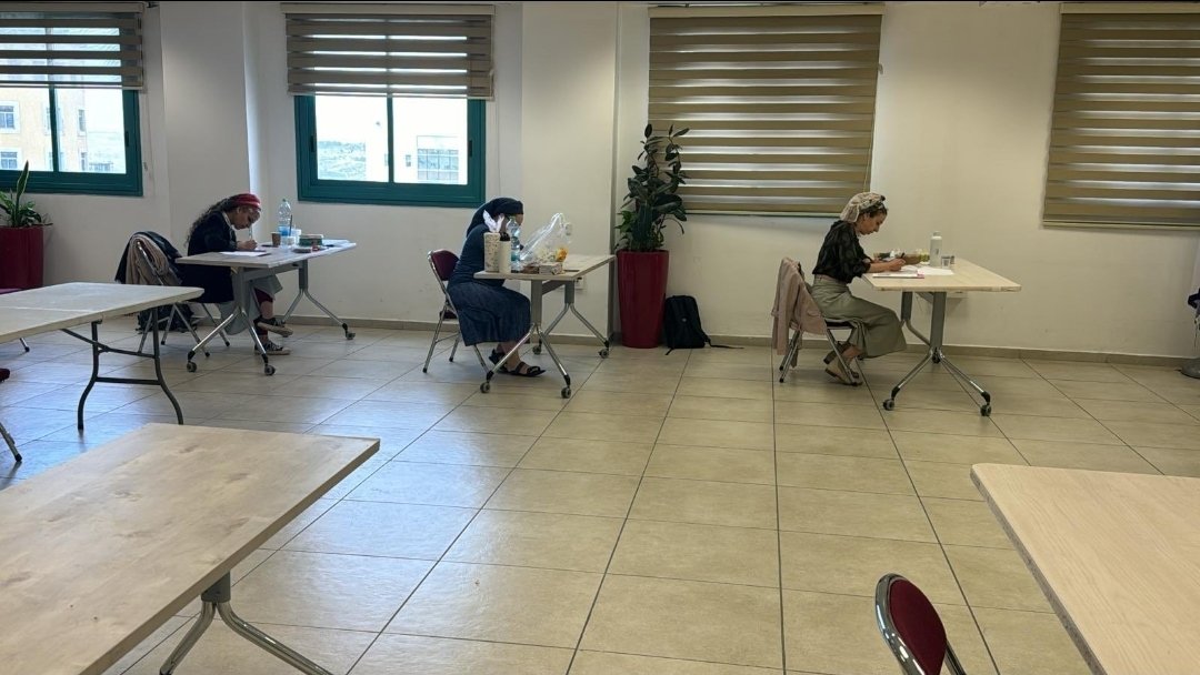 NArslantas_Prof's tweet photo. İsrail’de bugün (27 Nisan 2026 Pazartesi), Yahudi tarihi açısından bir ilk yaşandı.

3 kadın ilk kez İsrail Başhahamlığı’nın din görevlisi olmak için yapılan resmî halaha (Yahudi hukuku) yeterlilik sınavlarına girdi.

Türkiye’de Diyanet İşleri Başkanlığımızın bu konuda oldukça ileri bir noktada olduğunu belirtmek gerekir. 
Neredeyse son yirmi yıldır kadın din görevlileri; ilahiyat eğitimi, meslekî yeterlilik, memuriyet, kurum içi sınav ve atama süreçleri çerçevesinde Kur’an kursu öğreticisi, vaiz, uzman vaiz, başvaiz ve müftü yardımcısı olarak görev almakta.

Kadın din görevlileri il veya ilçe müftülüğüne vekâlet edebilmekte; ayrıca Diyanet İşleri Başkan Yardımcılığı ve Din İşleri Yüksek Kurulu (fetva) üyeliği gibi üst düzey idarî görevlerde yer alabilmekte.

Bu yönüyle Türkiye, kadınların kurumsal din hizmetlerinde aktif görev almaları bakımından İslam ülkeleri arasında ayrı ve dikkat çekici bir konuma sahip.

İsrail’deki ilke gelince;

İsrail'de bugün Yaara Vidman Samuel, Ruth Agiv ve Rachel Tzaban adlı üç kadın, Din Hizmetleri Bakanlığı’nda yapılan Başhahamlık sınavlarına, uzun süren hukuk mücadelesinin ardından ve zor da olsa katılabildi.

Başhahamlık, kadınları haham olarak atamadığı gerekçesiyle onları sınavlara da kabul etmeme tutumunu uzun süre sürdürse de, 2025 yılında Yüksek Mahkeme, hahamlık ataması ile devlet destekli yeterlilik sınavının ayrı konular olduğuna hükmederek bu sınavların yalnızca dinî unvanla ilgili olmadığını; kamu görevlerine başvuru, meslekî tanınma ve maaş derecesi gibi sonuçlar doğurduğunu vurgulamış ve kadınların sınavlardan dışlanmasını ayrımcı bir uygulama olarak değerlendirmişti

Ultra-Ortodoks siyasî çevrelerden gelen itirazlara rağmen süreç işledi. 

Sabah 09.00’da başlaması gereken sınav, kadın adaylar vazgeçsin ve sınava girmesin diye 15.00’e kadar geciktirilse de, kadınlar sınav haklarından vazgeçmedi.

Sınavlar, erkek adaylarla aynı müfredat üzerinden gerçekleştirildi.

İsrail’de Başhahamlık sınav sistemi genel olarak Şabat, Yahudi gıda kuralları (kaşerut), evlilik, yas ve aile temizliği gibi temel Yahudi hukuku başlıklarını kapsıyor.

Şunu da belirtmek gerekir:

Yahudi kadınların bu sınavları kazanması, haham olacakları anlamına gelmiyor.

Ortodoks Başhahamlık geleneğinde bu sınavlar, kadınlara sinagogda klasik anlamda ibadet yönetme veya resmî “rabbi/haham” olarak atanma yetkisi vermiyor.

Kadınların sınavı geçmeleri hâlinde devletçe tanınan dinî yeterlilik belgesi almalarının önü açılıyor.

Bu belge, kadınlara dinî konularda danışmanlık, kadınlara özel hükümler (nidda), ritüel arınma/gusül (mikve), Yahudi gıda kuralları (kaşerut), Şabat ve bayram hükümleri, yas (avelut) uygulamaları, dinî eğitim, cemaat rehberliği ve dinî uzmanlık gerektiren bazı kamusal görevlerde meslekî tanınma imkânı sağlıyor.

Ortodoks Yahudilikte böyle bir sınavın İsrail tarihinde ilk olması, bugünkü sınavı bu yönüyle bir ilk kılıyor.

https://t.co/zMqJt4bRiS

@RotemGolan_
@tcailesosyal
@MahinurOzdemir

@DiyanetTV @diyanethbr @diyanetradyo @DiyanetDijital