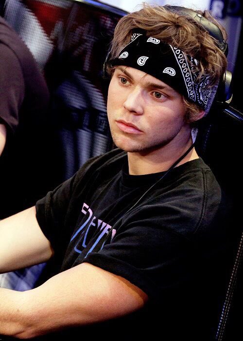 WELCOME FUCKING BACK WE NEVER STOPPED TALKING ABOUT YOU