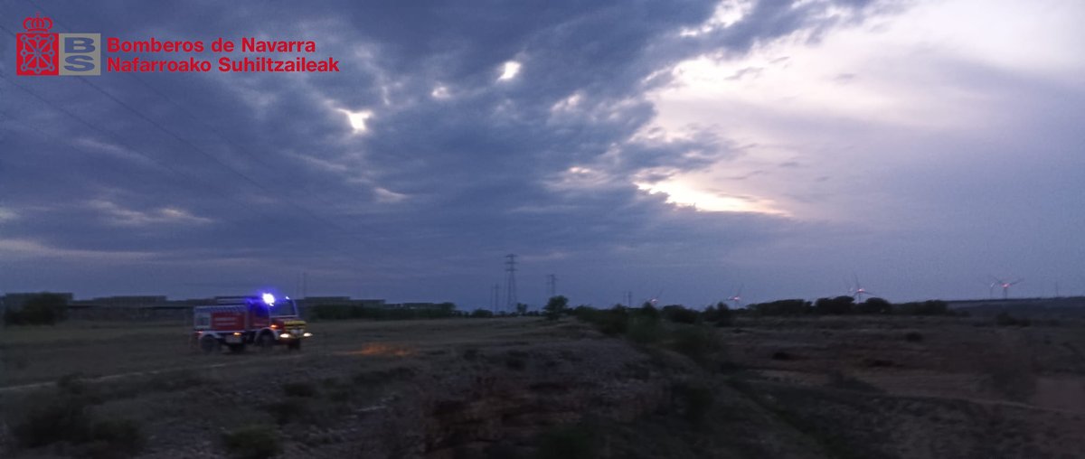 bomberos_na's tweet image. Intervenimos la tarde del #lunes para sofocar un incendio de vegetación en #Tudela

#ParqueTudela
#Helicóptero
@Guardas_na 
@policiaforal_na
