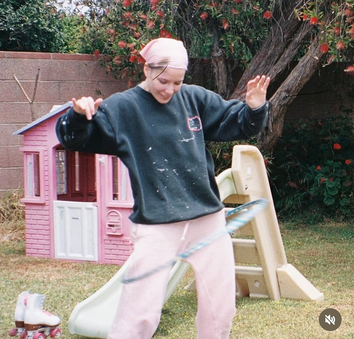 honeycomingdown's tweet photo. She’s the most insanely precious human being &amp; I am so excited to hear new songs &amp; finally get the bonus ones on streaming!!

TGI DELUXE HERE WE COME!! 🤗 https://t.co/7KuAt7zhbE