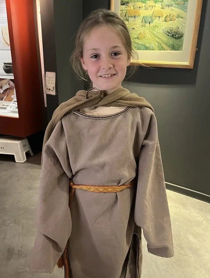 wylfcen's tweet image. The Anglo-Saxons liked to give their daughters names ending in wynn, which was an archaic word for joy. Here were the most common ones:

1. Elfwyn (“elf joy”)
2. Wulfwyn (“wolf joy”)
3. Léofwyn (“beloved joy”)
4. Æðelwyn (“noble joy”)
5. Beornwyn (“bear joy”)
6. Déorwyn (“dear