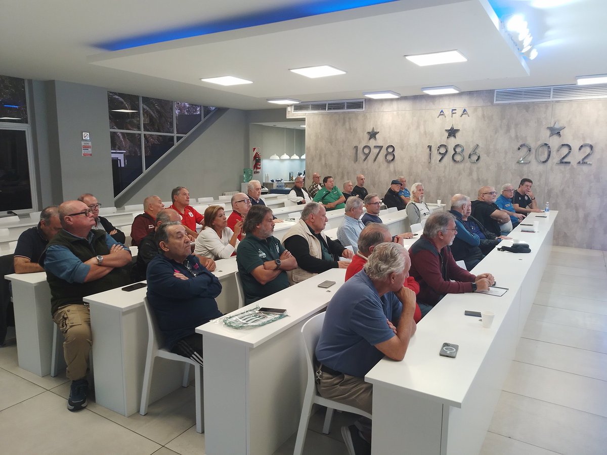 CivitVitalicios's tweet photo. Reunión @CivitVitalicios-25/4/26-Predio AFA. Presidencia informa sobre creacion de AFA Social, ante ausencia de listas electorales por mocion y  unanimidad  Presidente Sr. Faraci sigue en funciones y asumen nuevos Vicepresidentes Sres. Castro y Encinas, luego agasajo AFA y fotos https://t.co/EtnehK9Tr5