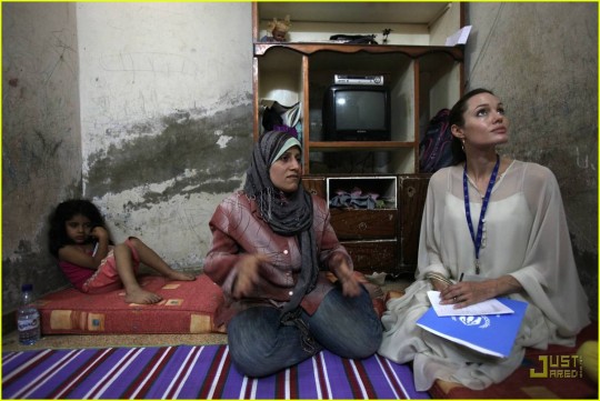 Toastiewiththe's tweet image. #AngelinaJolie  #MotivationalMonday
angie's rainbow
Syria October 2009
#UNHCR mission