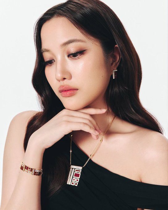 PGyuling's tweet photo. Wishing for a long-term collaboration between Freen x Chow Tai Fook! More to come! 🐰

SAROCHA CHOW TAI FOOK PARAGON
#ChowTaiFookxFreen
#srchafreen https://t.co/5FjHQPi8oe
