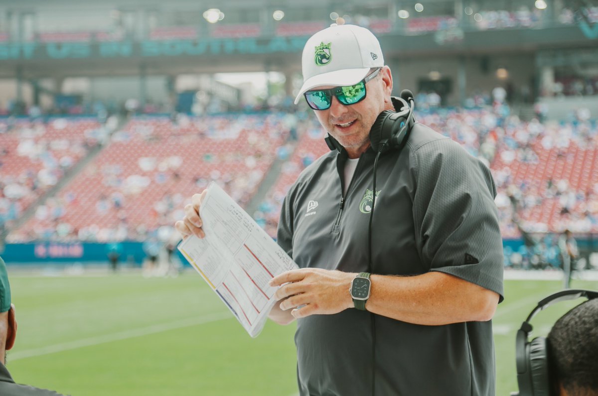 AroundTheUFL's tweet image. 🚨 HUGE SHOW TONIGHT 🚨

We're halfway through the #UFL season already (can you believe it?!?!)

Lots to discuss. Plus, @UFLKings Head Coach Chris Redman will be jumping on. The #Kings are rolling 👑

Tune in at 7pm ET/6pm CT:
youtube.com/watch?v=1gVkJU…