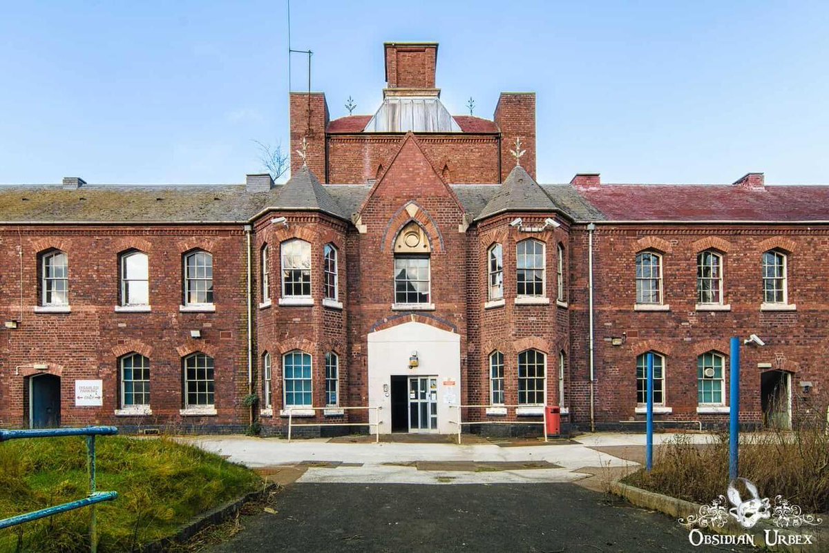 ObsidianUrbex's tweet image. Selly Oak Hospital was a large abandoned medical complex in Birmingham, closing in 2011. The site is now being redeveloped as a mixed-use scheme; pre-1960 brick buildings renovated, others demolished. I visited in 2016, documenting with photos. #SellyOak #Birmingham #NHS