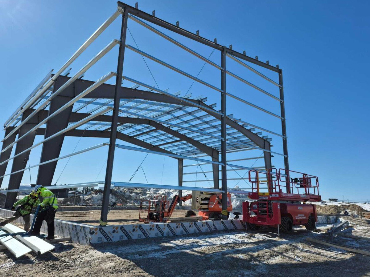 crane_steel's tweet image. Sioux Lookout, ON project underway.
75’ x 75’ airplane hangar with steel on site and install in progress.

Partners: 
@BEHLEN_IND
GNB Doors
Penner Doors &amp;amp; Hardware
#CraneSteel #SteelConstruction #MBCEA