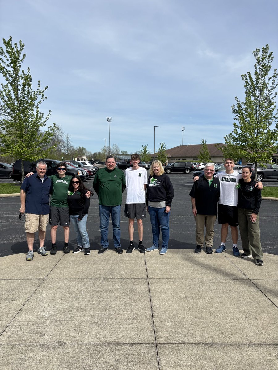 jbaileyHLSAD's tweet image. Congratulations to our Seniors! Good luck today! #boom @AmyGrissomHHS @HHS_BuzzNetwork @suzymarquis @hhsmainoffice