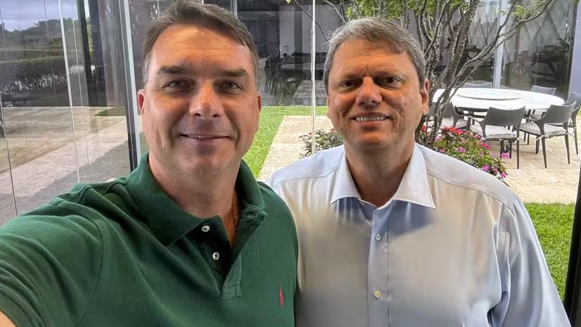 🚨CONFIRA: Flávio Bolsonaro diz que Tarcísio será presidente um dia:

“Eu não teria alguém melhor aqui em SP para caminhar ao lado do que o Tarcisio, uma pessoa que tem, sim, plena capacidade de ser presidente desse Brasil e, se Deus quiser, ainda vai ser um dia”.