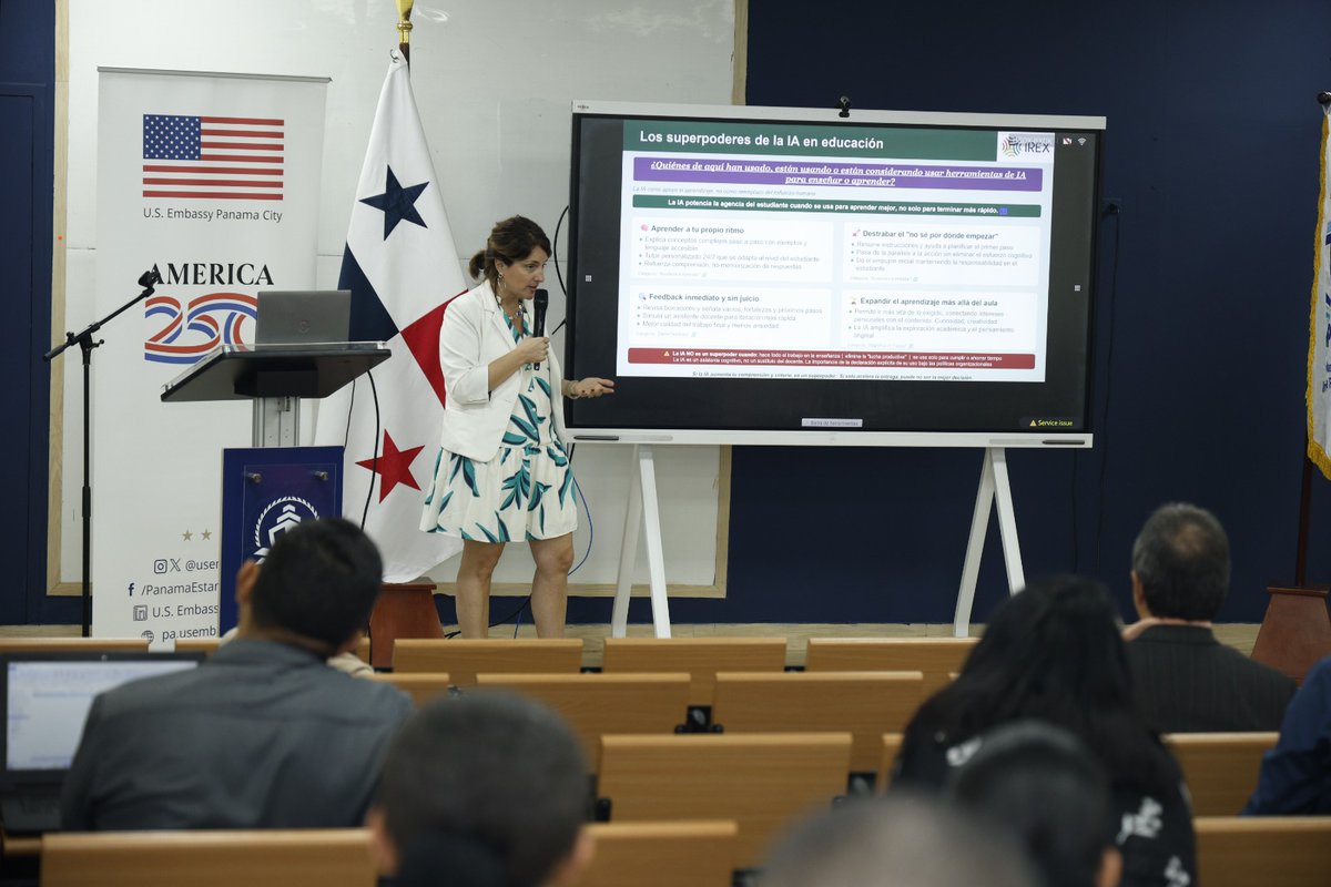 Estudiantes, administrativos y docentes participaron en el conversatorio: "Uso Estratégico y Responsable de la Inteligencia Artificial", guiado por la experta Laura Agosta.