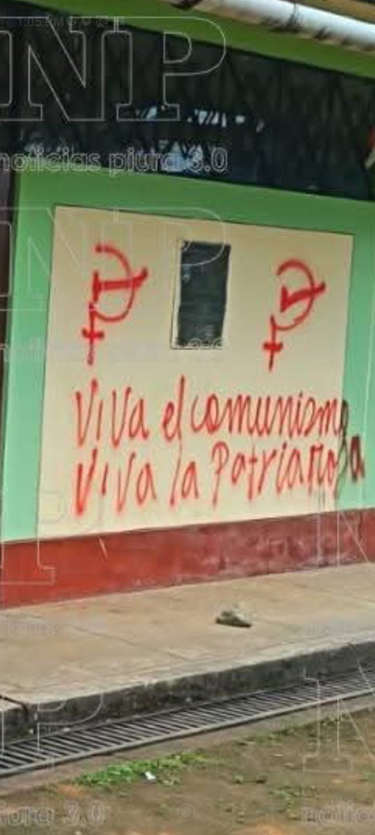 mironesbajo_'s tweet photo. Han tenido 5 años para poder mejorar cómo se hace la hoz y el martillo y nada: no aprenden más.

A eso súmenle el "viva patria roja".

Dan muchísima risa los psicosociales de hoy en día. https://t.co/T1CbI6UHNo