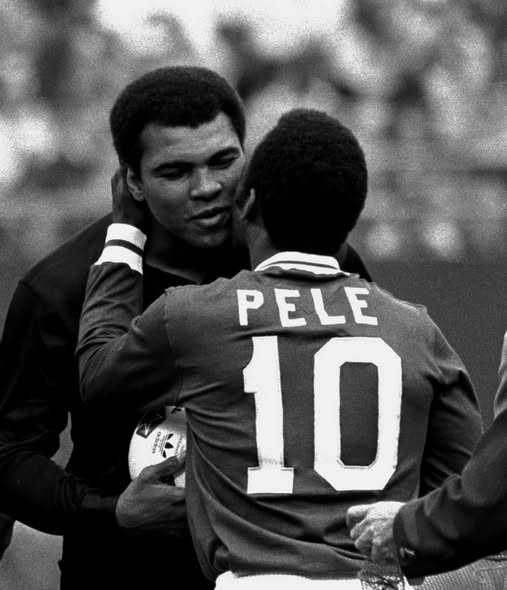 BlkHistStudies's tweet image. Soccer player Pele, right, embraces boxer Muhammad Ali during a ceremony honouring the Brazilian soccer star of the New York Cosmos at Giants Stadium, 1 October 1977. Cosmos won 2-1 over Santos of Brazil in the final game of Pele's career. #pele #sport #brazil