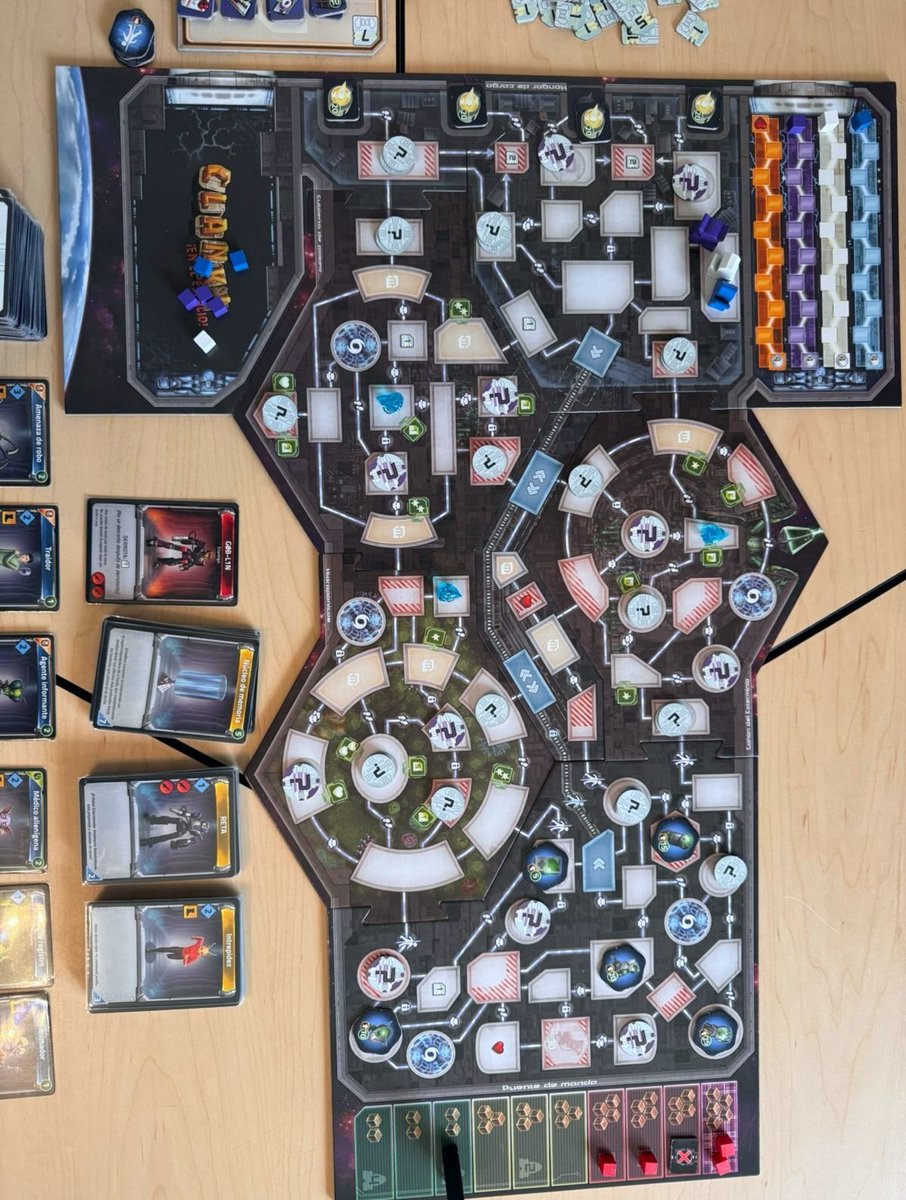 Thanos0221's tweet image. Clank!
Un juego donde seremos ladrones un poco torpez 🥴 en la nave de Lord Erradikus trataremos de robar uno de sus tesoros e intentar escapar con vida!
Todo esto mientras hacemos ruido como los Clank! Un juego de creación de mazo
#clank #boardgames #meeples #deckbuilder