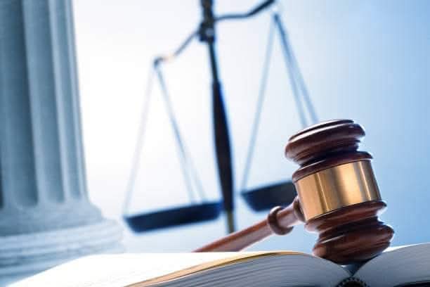 El juez se convierte en un burócrata del castigo cuando deja de ser un intérprete independiente de la justicia —guiado por principios como la proporcionalidad, la dignidad humana, la búsqueda de verdad y la equidad— y pasa a actuar como un engranaje más de una máquina