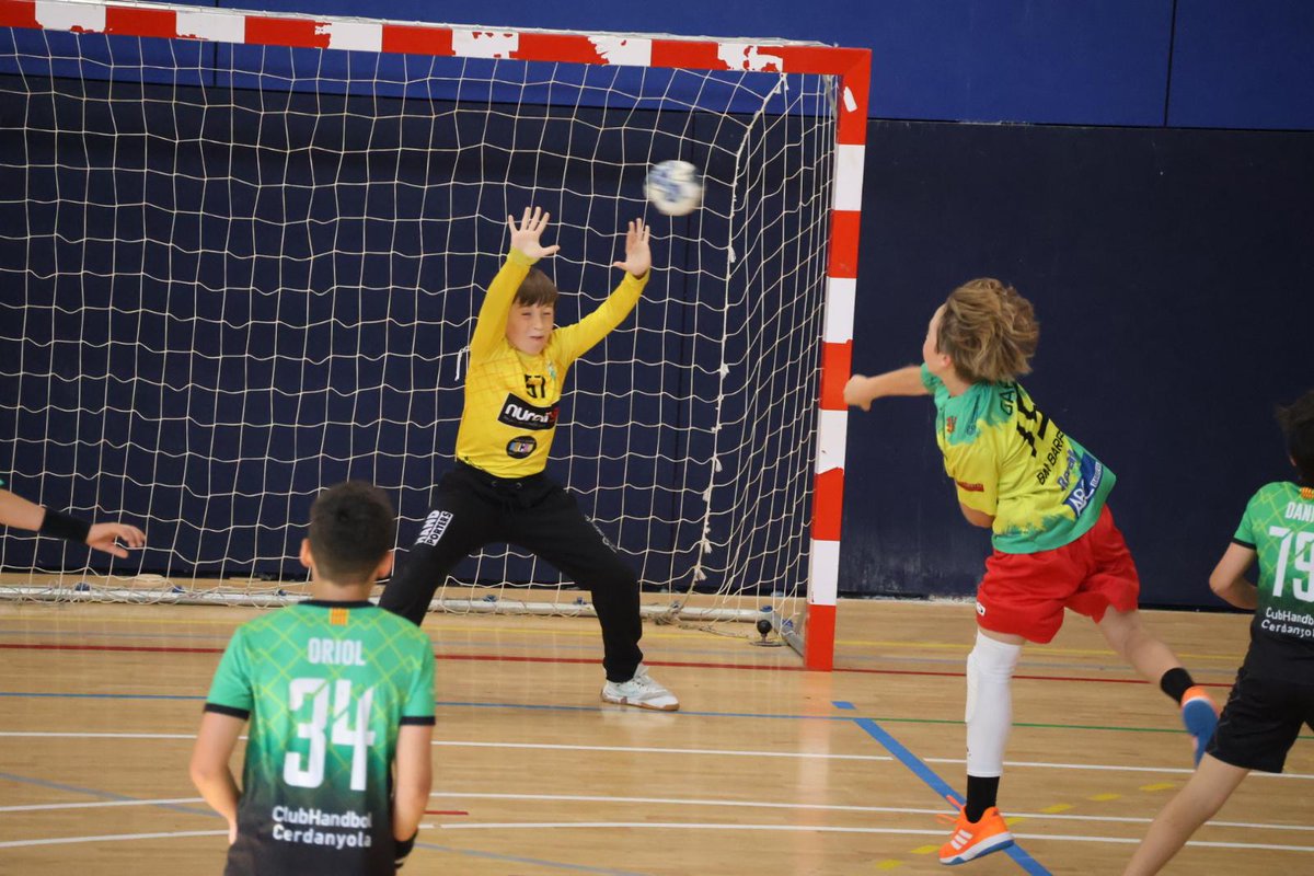 CHCerdanyola's tweet image. 📸 Imatges de la victòria de l'Aleví Nuroil aquest dissabte a la pista del @BM_Barbera per 5-11!!

🤾‍♂️ El Nuroil va demostrar que, fins i tot en situacions complicades, el compromís, el treball en equip i l’actitud poden marcar la diferència.

#123Sarda #Handbol #AlevíNuroil