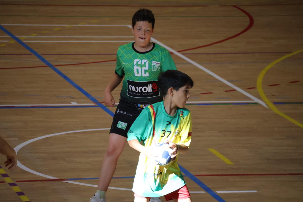 CHCerdanyola's tweet image. 📸 Imatges de la victòria de l'Aleví Nuroil aquest dissabte a la pista del @BM_Barbera per 5-11!!

🤾‍♂️ El Nuroil va demostrar que, fins i tot en situacions complicades, el compromís, el treball en equip i l’actitud poden marcar la diferència.

#123Sarda #Handbol #AlevíNuroil