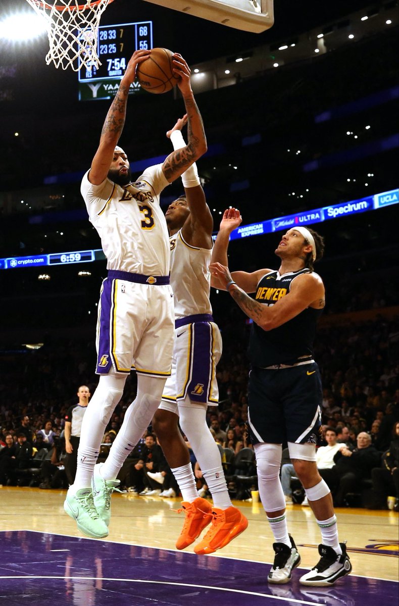 NBA_Legendary's tweet photo. IL Y A 2 ANS JOUR POUR JOUR

Anthony Davis égalait le record du nombre de rebonds défensifs (20) gobés en un seul match de Playoffs depuis que la statistique est comptabilisée (1974)

Il compilait dans ce Game 4 face aux Nuggets : 

25 PTS - 23 REB - 6 AST 📊 https://t.co/V0tW8meXxU