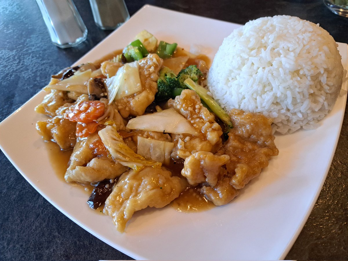 Cartwright_Four's tweet image. Visited #Hakka #restaurant China Cottage, ordered off their $12.99 lunch menu (unlike pathetic Hibachi Teppanyaki 🙄):

Deep-Fried Breaded Fish Fillets with Mixed Vegetables with a side of Steamed Rice 

The sauce wasn't salty, and just enough for the steamed rice.