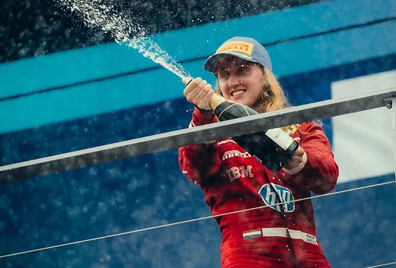percy_wolff's tweet image. La tristesse de la carrière de Maya Weug 🇳🇱 (21 ans) est sans fin. La seule femme qui a réussi à vraiment performer en FRECA 🇪🇺 (6 tops 10, 1 victoire Rookie dans l'une des deux pires équipes du championnat) n'a... toujours aucun programme pour cette saison 2026.
