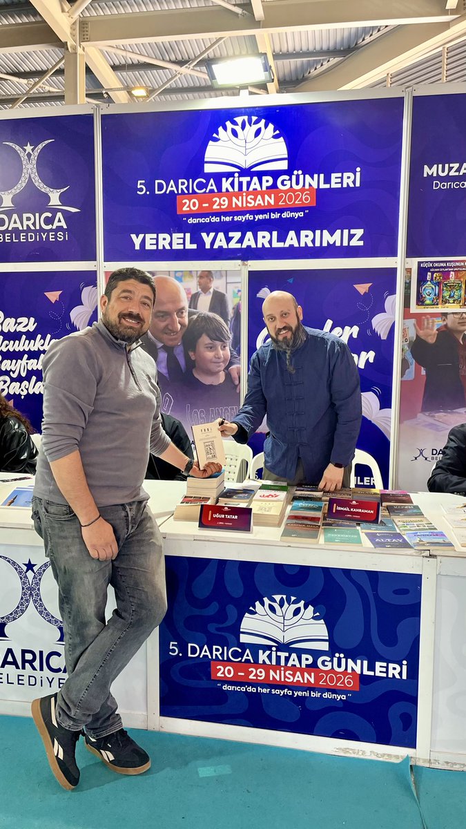 benugurtatar's tweet photo. 📚📸  Darıca 5. Kitap Günleri’nde bugün okurlarımla bir araya gelerek kitaplar ve hayat üzerine harika sohbetler gerçekleştirdik. Bu güzel enerjiyi benimle paylaşan, standımıza uğrayan tüm kitapseverlere ve emeği geçenlere teşekkür ederim. https://t.co/fwg0RkZsSm