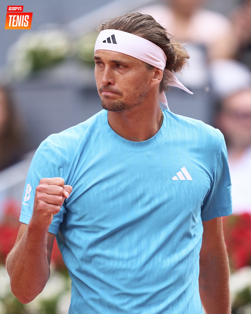 ESPNtenis's tweet image. SASCHA, A OCTAVOS. 👊

🇩🇪 Zverev trabajó de más en el tramo final del partido y se quedó con el triunfo ante 🇫🇷 Atmane por 6-3 y 7-6 (2).

🔜 Espera por el ganador entre Khachanov o Mensik y buscará su pase a cuartos de #Madrid, instancia que no alcanza desde 2022.