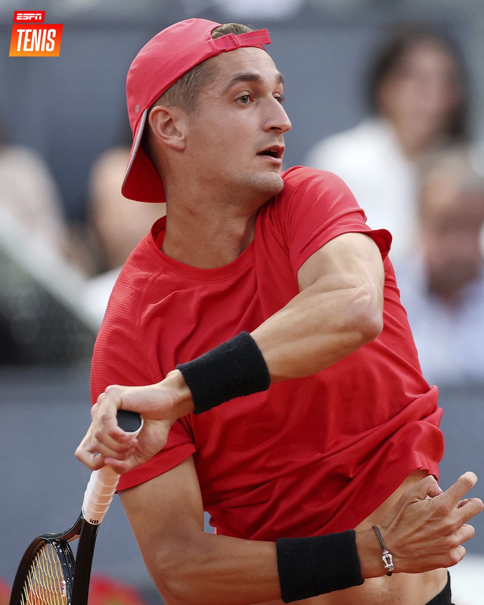 ESPNtenis's tweet image. SASCHA, A OCTAVOS. 👊

🇩🇪 Zverev trabajó de más en el tramo final del partido y se quedó con el triunfo ante 🇫🇷 Atmane por 6-3 y 7-6 (2).

🔜 Espera por el ganador entre Khachanov o Mensik y buscará su pase a cuartos de #Madrid, instancia que no alcanza desde 2022.