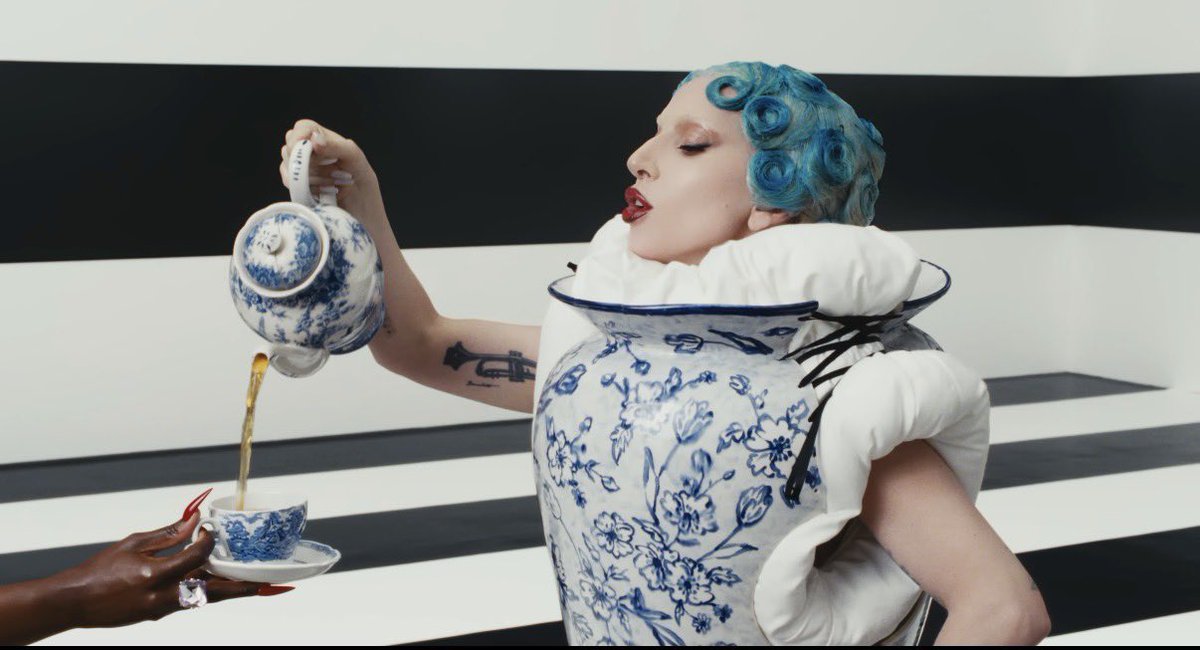 GuiihSa's tweet photo. ELA VESTIDA DE CHÁAAAAAAA
TEA VIVE!!!! #ARTPOP #GAGA https://t.co/TWYv66fUP5